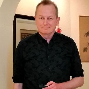 Dr. med. Konstantin Kästner in seiner Praxis für Akupunktur und TCM in Hermsdorf im Bezirk Berlin-Reinickendorf